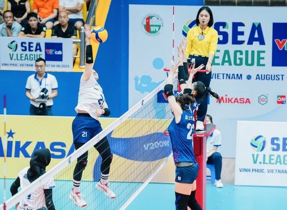 The defensive line of the Vietnamese women's volleyball team effectively restrains the Indonesian hitters. (Photo: AVC) The defensive line of the Vietnamese women's volleyball team effectively restrains the Indonesian hitters. (Photo: AVC)