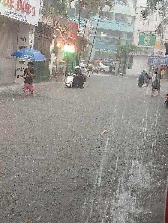 Heavy rain in Hanoi on August 11 Heavy rain in Hanoi on August 11