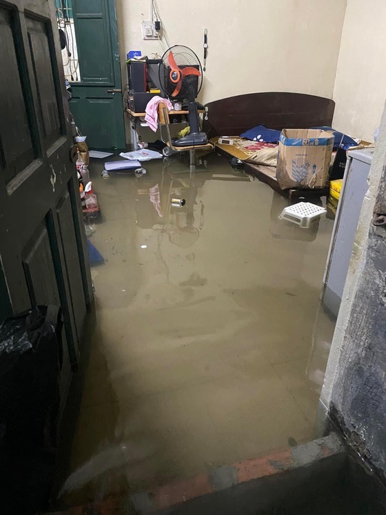 Due to heavy rain on the afternoon of August 11, water inundates homes in Tan Mai Ward, Hoang Mai District (Hanoi). Due to heavy rain on the afternoon of August 11, water inundates homes in Tan Mai Ward, Hoang Mai District (Hanoi).