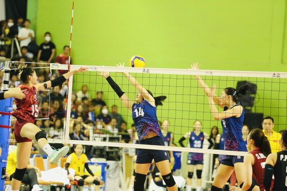 Thai spikers successfully neutralize the block of the Vietnamese women&apos;s volleyball team. (Photo: SMM)