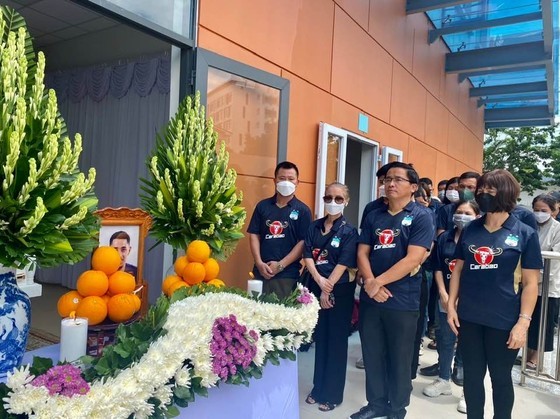 Representatives of the Hoang Anh Gia Lai Football Club and its fans bid farewell to forward Paollo Representatives of the Hoang Anh Gia Lai Football Club and its fans bid farewell to forward Paollo