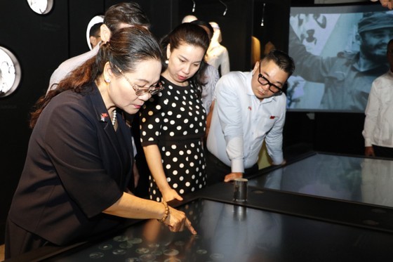 Mrs. Nguyen Thi Le and the delegates gain insights into historical events at the Fidel Castro Ruz Center.