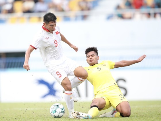 The U23 Vietnam players display a spirited performance against the opponents.