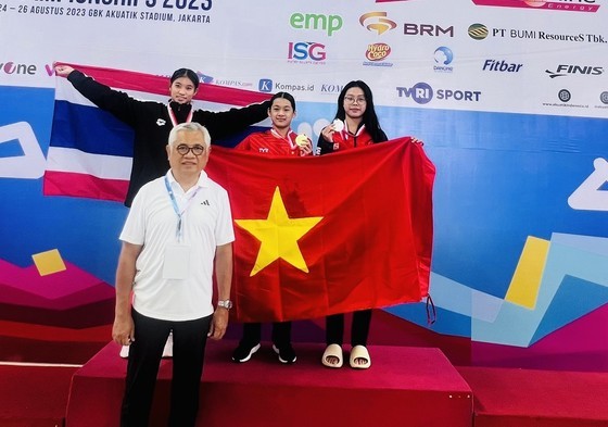 Nguyen Thuy Hien (center) wins five golds in the first day of competitions of the regional championships for junior athletes. Nguyen Thuy Hien (center) wins five golds in the first day of competitions of the regional championships for junior athletes.