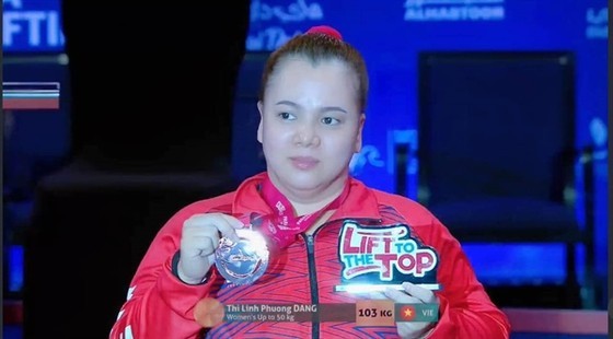 Weightlifter Dang Thi Linh Phuong wins a bronze medal in the women's 50kg category. Weightlifter Dang Thi Linh Phuong wins a bronze medal in the women's 50kg category.