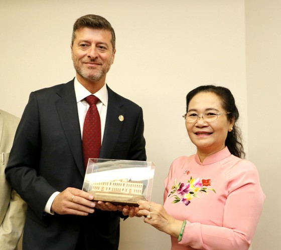 Mrs. Nguyen Thi Le gives a souvenir to Mr. Edward Mermelstein. Mrs. Nguyen Thi Le gives a souvenir to Mr. Edward Mermelstein.