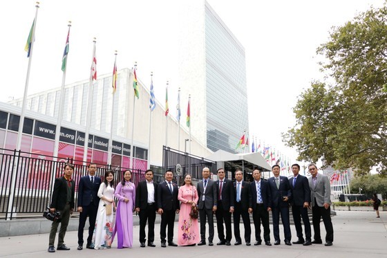 The HCMC delegation takes a souvenir photo in front of the UN headquarters. The HCMC delegation takes a souvenir photo in front of the UN headquarters.