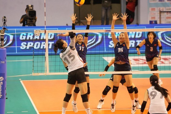 The blockers of the Vietnamese women&apos;s volleyball team successfully neutralize the Korean spikers. (Photo: SMM)
