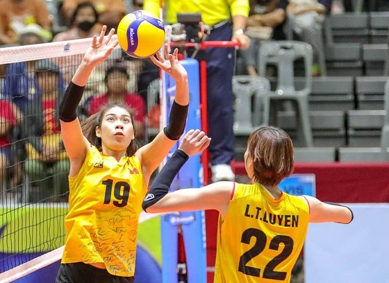 Setter Lam Oanh partners with Ly Thi Luyen in an offensive play at the 2023 Asian Women&apos;s Volleyball Championship.