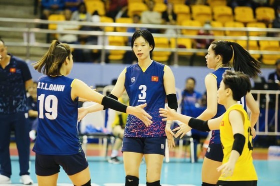 The Vietnamese women&apos;s volleyball team easily wins the Australian women&apos;s team in the first match in Group E. (Photo: SMM)