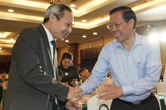 Mr. Phan Van Mai discusses with a delegate at the seminar. Mr. Phan Van Mai discusses with a delegate at the seminar.