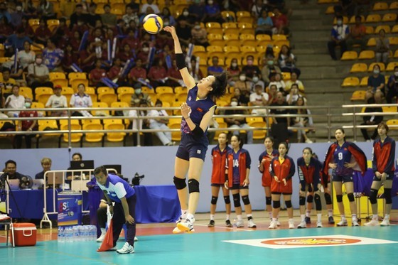 Outside hitter Tran Thi Thanh Thuy makes great efforts in the match. (Photo: SMM)