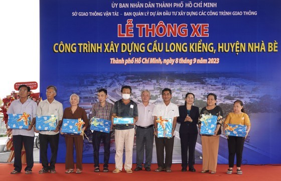 HCMC expresses heartfelt gratitude to the citizens who have selflessly contributed to the local development by sacrificing some of their benefits. HCMC expresses heartfelt gratitude to the citizens who have selflessly contributed to the local development by sacrificing some of their benefits.