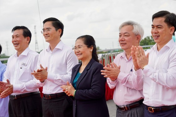 Mrs. Nguyen Thi Le and representatives of departments and agencies at the inauguration ceremony of Long Kieng Bridge Mrs. Nguyen Thi Le and representatives of departments and agencies at the inauguration ceremony of Long Kieng Bridge