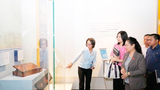 The HCMC delegation, led by Mrs. Nguyen Thi Le, visits the National Museum of American History to learn from their museum management experience. The HCMC delegation, led by Mrs. Nguyen Thi Le, visits the National Museum of American History to learn from their museum management experience.