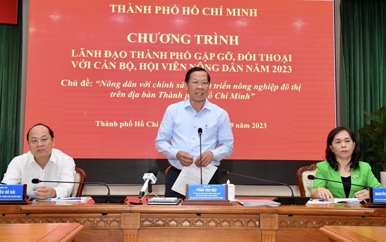 Mr. Phan Van Mai, Chairman of the HCMC People&apos;s Committee, speaks at the meeting.