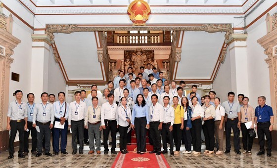 Delegates visit the headquarters of the People&apos;s Committee of HCMC.