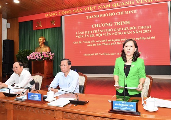 Ms. Nguyen Thanh Xuan, Chairwoman of the HCMC Farmers&apos; Association, speaks at the meeting.