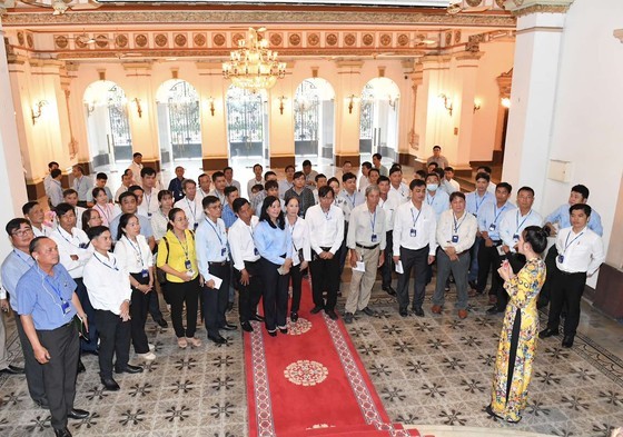 Delegates visit the headquarters of the People&apos;s Committee of HCMC.