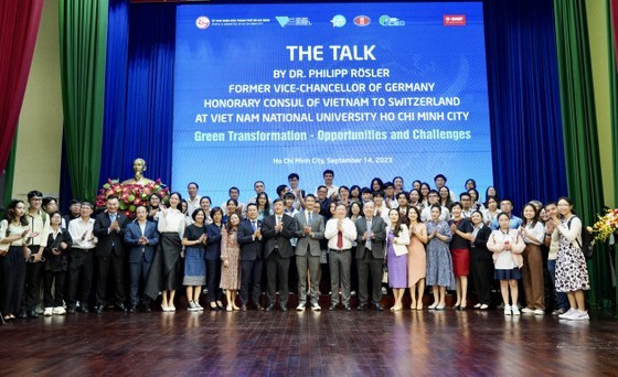 Mr. Philipp Rosler takes a photo with delegates and students of the VNU-HCMC. Mr. Philipp Rosler takes a photo with delegates and students of the VNU-HCMC.