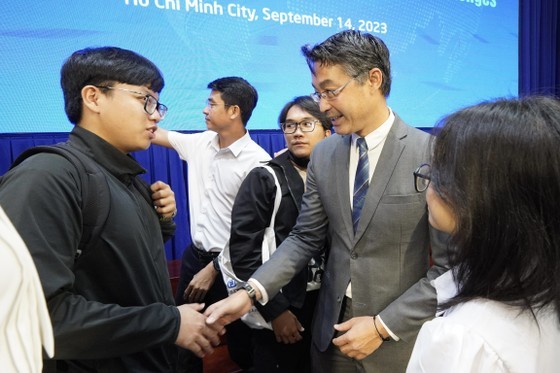 Mr. Philipp Rosler talks to students at the event. Mr. Philipp Rosler talks to students at the event.