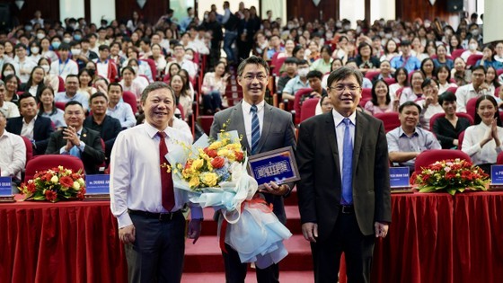 Mr. Duong Anh Duc gives flowers to Mr. Philipp Rosler. Mr. Duong Anh Duc gives flowers to Mr. Philipp Rosler.