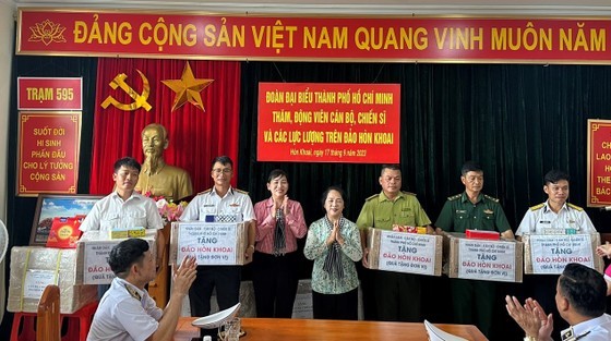 The HCMC delegation gives gifts to officers and soldiers on Hon Khoai Island. The HCMC delegation gives gifts to officers and soldiers on Hon Khoai Island.