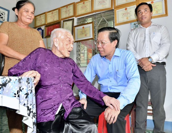 Mr. Phan Van Mai visits Vietnamese Heroic Mother Nguyen Thi Thai. Mr. Phan Van Mai visits Vietnamese Heroic Mother Nguyen Thi Thai.