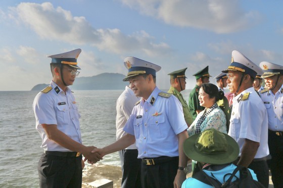 The HCMC delegation visits officers and soldiers on Hon Khoai Island. The HCMC delegation visits officers and soldiers on Hon Khoai Island.