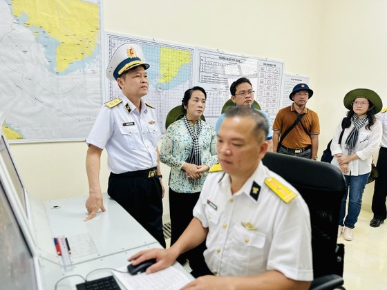 The HCMC delegation visits the Radar Station 595. The HCMC delegation visits the Radar Station 595.