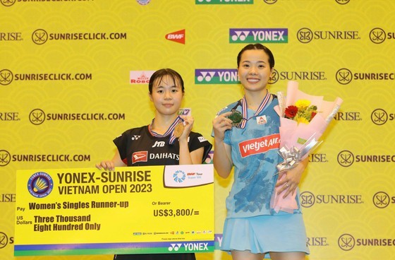 Nguyen Thuy Linh (R) with the medal for the champion Nguyen Thuy Linh (R) with the medal for the champion