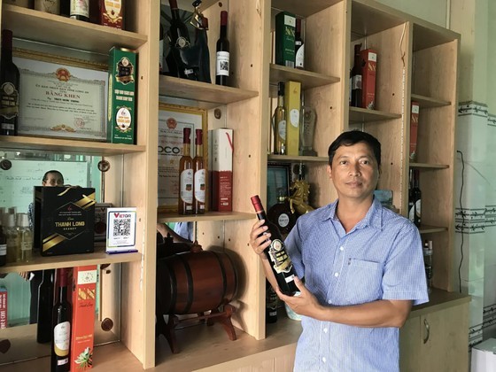 Teacher Tran Quoc Trong with his dragon-fruit-based products