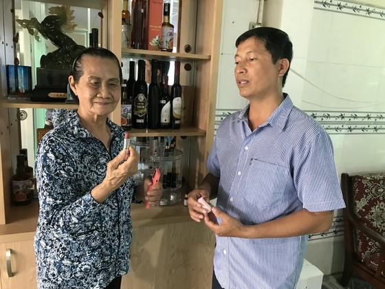 Teacher Tran Quoc Trong introduces his new product (lipsticks) to Dr. Vo Mai.