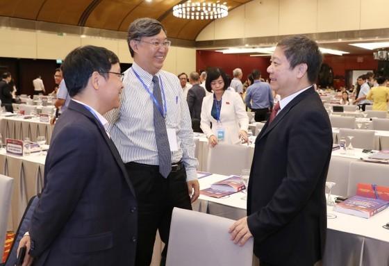 Mr. Duong Anh Duc discusses with delegates on the sidelines of the forum.
