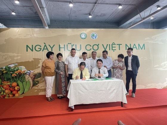 The Vietnam Organic Agriculture Association signs a cooperation agreement with HCMC Department of Agriculture and Rural Development. The Vietnam Organic Agriculture Association signs a cooperation agreement with HCMC Department of Agriculture and Rural Development.