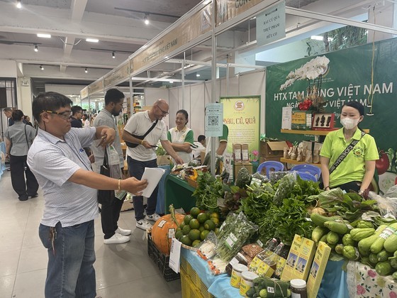 Enterprises exhibit their organic agricultural products. Enterprises exhibit their organic agricultural products.