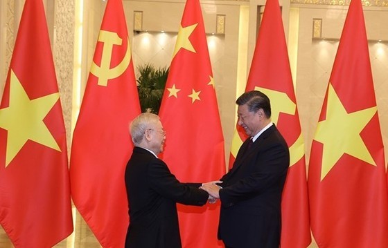 General Secretary of the Communist Party of China (CPC)'s Central Committee Xi Jinping (R) welcomes General Secretary of the Communist Party of Vietnam (CPV)'s Central Committee Nguyen Phu Trong who leads a high-level Vietnamese delegation to visit China in late October, early November 2022 (Photo: VNA) General Secretary of the Communist Party of China (CPC)'s Central Committee Xi Jinping (R) welcomes General Secretary of the Communist Party of Vietnam (CPV)'s Central Committee Nguyen Phu Trong who leads a high-level Vietnamese delegation to visit China in late October, early November 2022 (Photo: VNA)