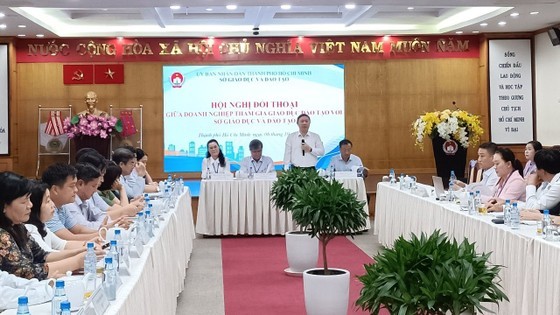 Mr. Duong Anh Duc speaks at the meeting. Mr. Duong Anh Duc speaks at the meeting.