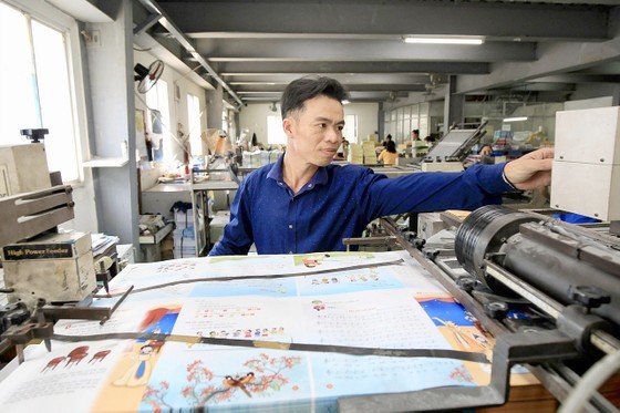 Printing books at a printing house in HCMC Printing books at a printing house in HCMC