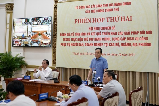 Deputy PM Tran Luu Quang speaks at the meeting.