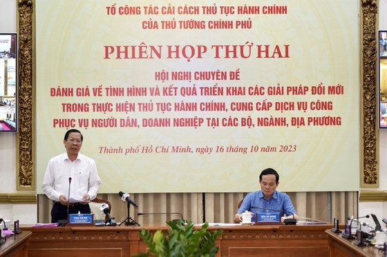 Mr. Phan Van Mai, Chairman of the People&apos;s Committee of HCMC, speaks at the meeting.