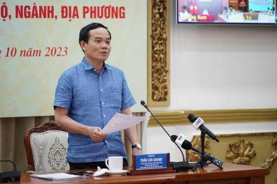 Deputy PM Tran Luu Quang speaks at the meeting.