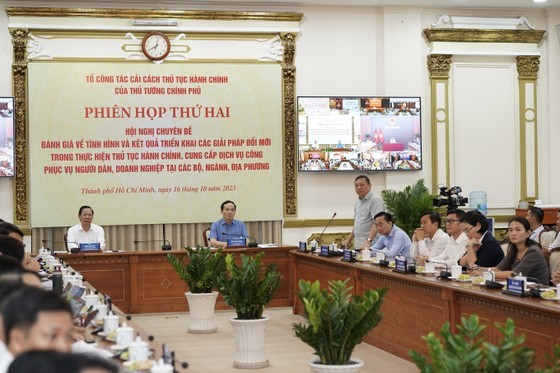 Mr. Ngo Hai Phan, Director General of the Vietnam Government Office&apos;s Administrative Procedure Control Department, reports at the meeting.