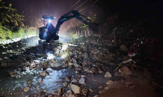 Authorities and residents make efforts to address the landslides on Provincial Road 707. Authorities and residents make efforts to address the landslides on Provincial Road 707.