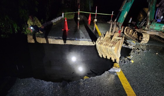 Prolonged heavy rain causes two-thirds of the roadbed on Provincial Road 707 to subside. Prolonged heavy rain causes two-thirds of the roadbed on Provincial Road 707 to subside.