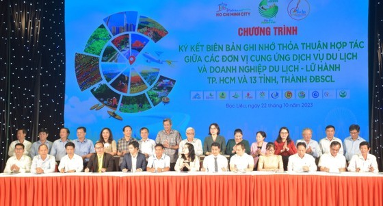 Travel service providers and travel businesses in HCMC and Mekong Delta provinces and cities sign a memorandum of cooperation. Travel service providers and travel businesses in HCMC and Mekong Delta provinces and cities sign a memorandum of cooperation.
