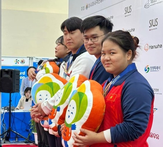 The Vietnamese shooters win another bronze medal in the mixed team 10m air pistol event. The Vietnamese shooters win another bronze medal in the mixed team 10m air pistol event.