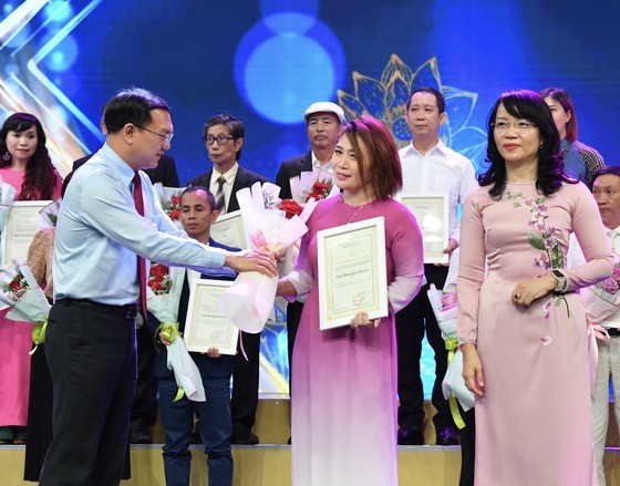 Mr. Lam Dinh Thang, Director of the Department of Information and Communications, presents awards to the authors. Mr. Lam Dinh Thang, Director of the Department of Information and Communications, presents awards to the authors.