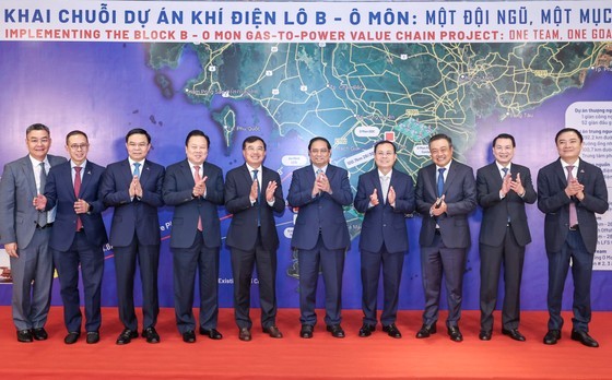 At the ceremony, PM Pham Minh Chinh, representatives from ministries and agencies, and foreign ambassadors witness the signing of important documents between PetroVietnam and its partners. (Photo: SGGP) At the ceremony, PM Pham Minh Chinh, representatives from ministries and agencies, and foreign ambassadors witness the signing of important documents between PetroVietnam and its partners. (Photo: SGGP)