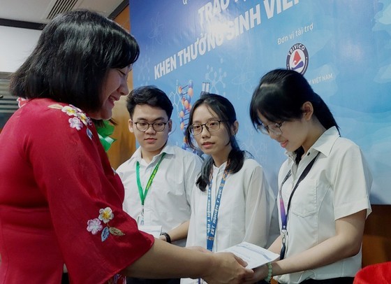 Ms. Bui Thi Hong Suong, Deputy Editor-in-Chief of SGGP Newspaper, gives scholarships to students at the event. Ms. Bui Thi Hong Suong, Deputy Editor-in-Chief of SGGP Newspaper, gives scholarships to students at the event.